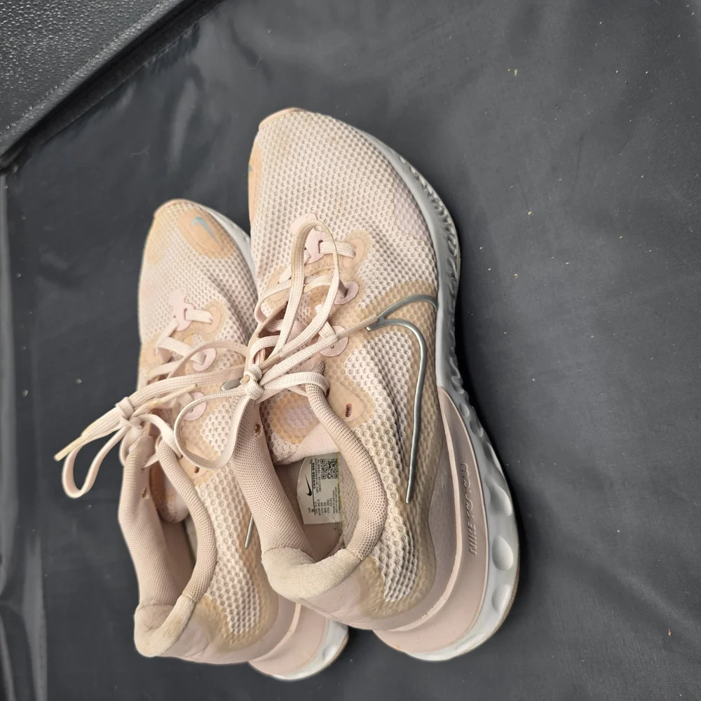 Nike Cream and White Athletic Shoes with Streamlined Design‎